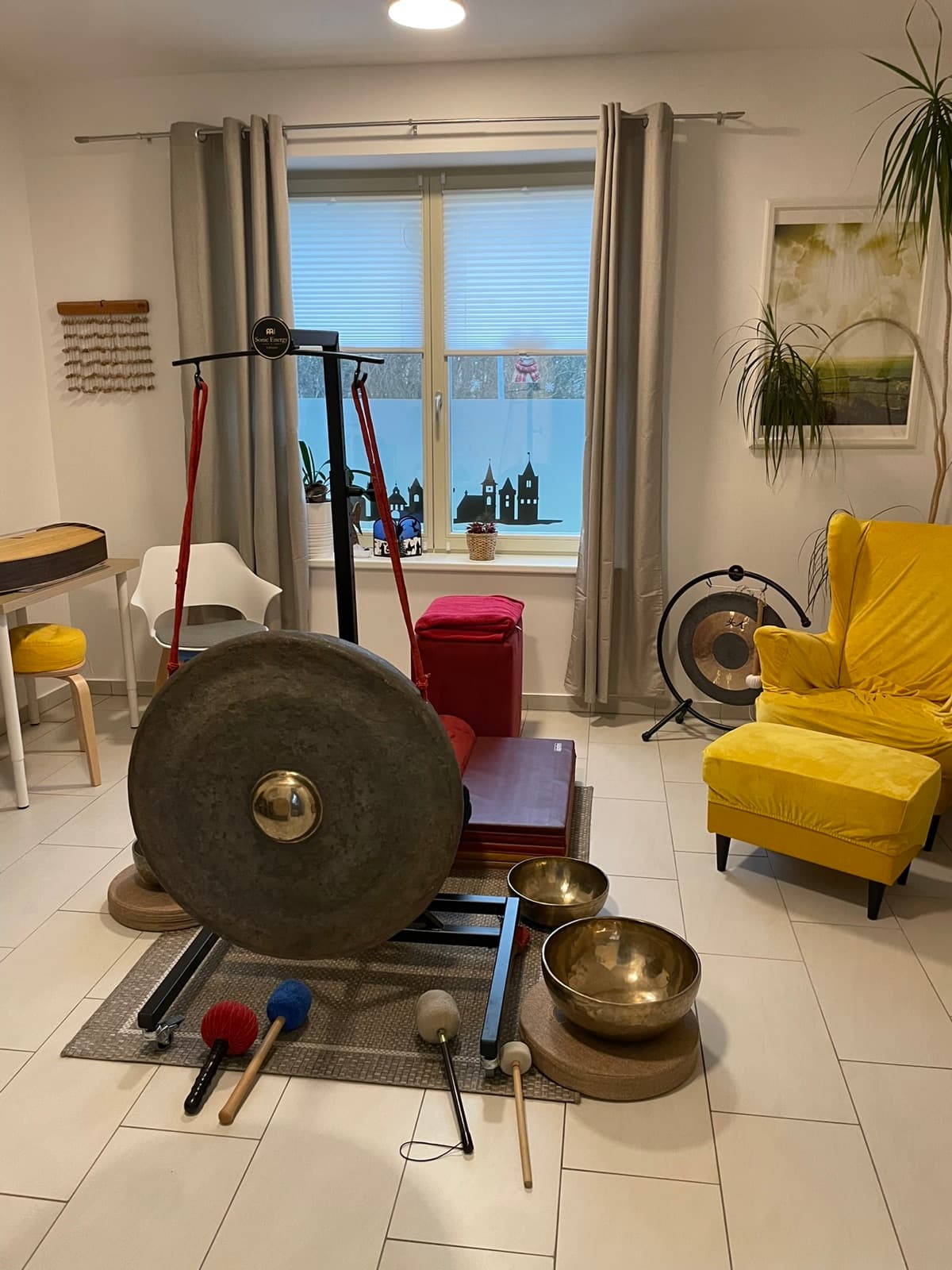 Großer Gong mit Klangschalen und Schlaegeln als mobiles Setup