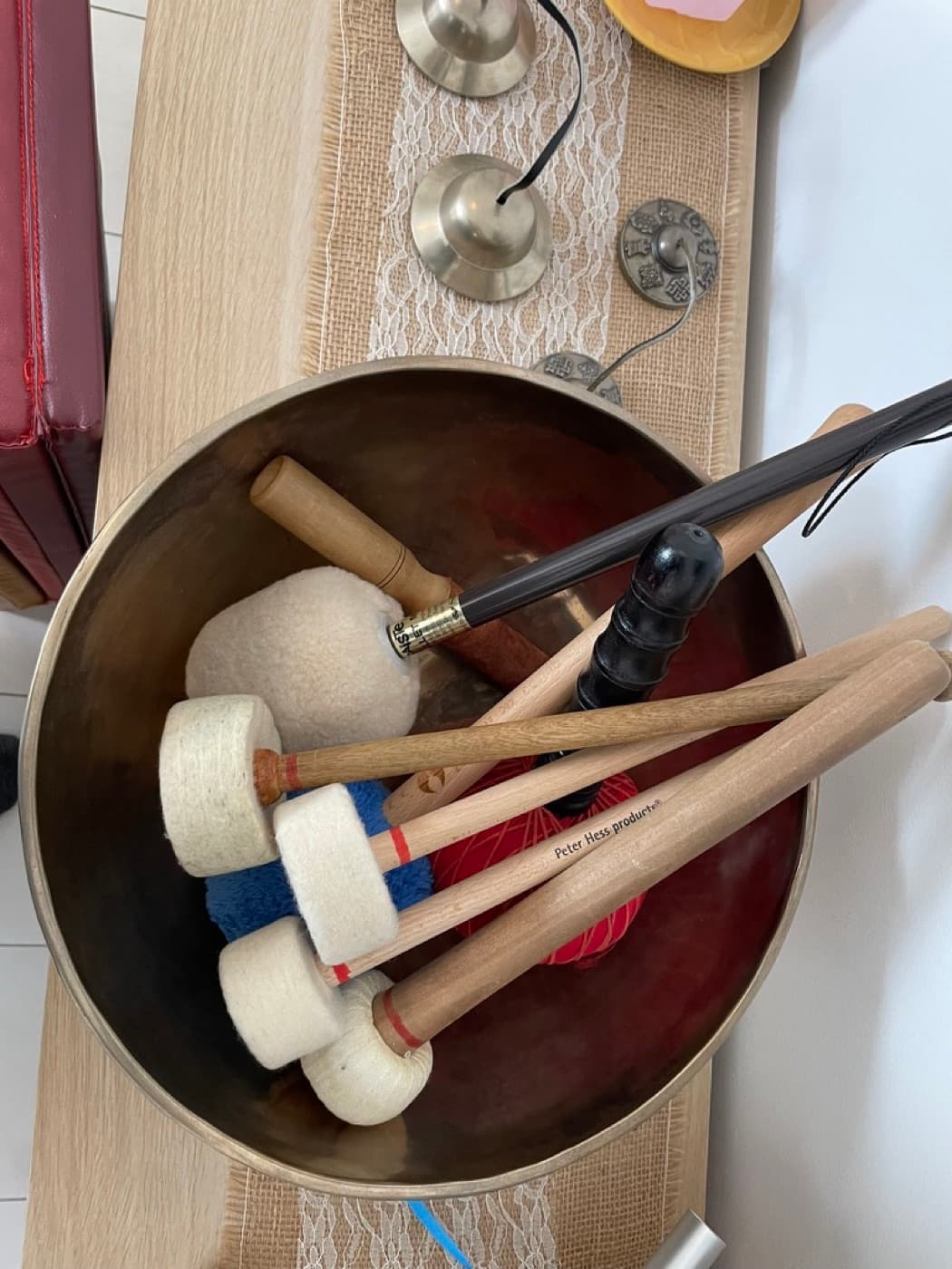 Klangschalen und Schlaegel als Teil einer professionellen Klangpause