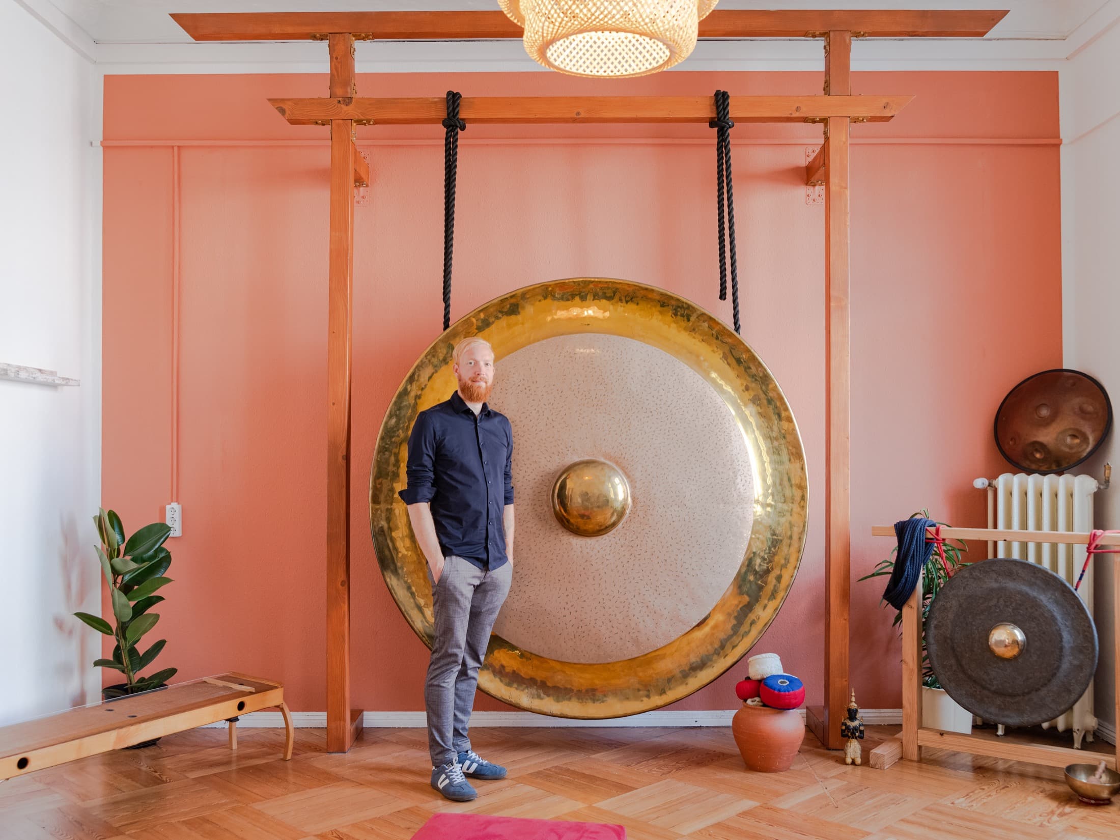 Paul Bratfisch mit Gong in einem professionellen Klangraum